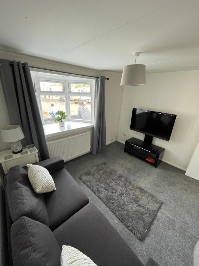 1-Bedroom Semi-Detached Chalet In Uddingston, Glasgow Zewnętrze zdjęcie