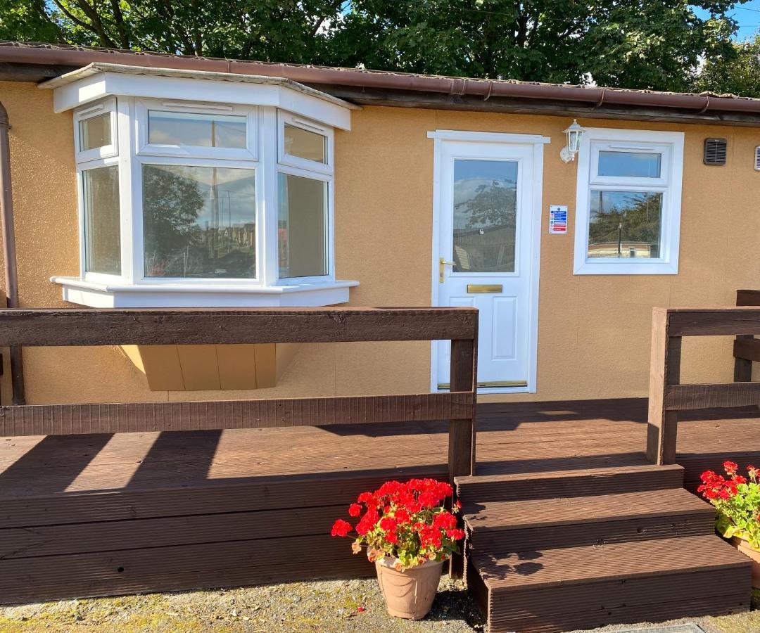 1-Bedroom Semi-Detached Chalet In Uddingston, Glasgow Zewnętrze zdjęcie